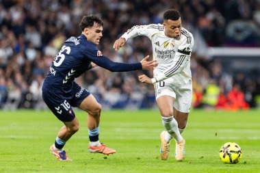Madrid, İspanya - 7 Aralık 2025: Real Madrid ile Celta Vigo arasındaki La Liga maçı Madrid 'deki Santiago Bernabu Stadyumu' nda oynandı. Topu Madrid 'de oynayan gerçek oyuncular. Profesyonel lig. EA Spor