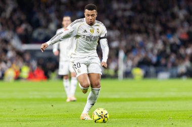 Madrid, İspanya - 7 Aralık 2025: Real Madrid ile Celta Vigo arasındaki La Liga maçı Madrid 'deki Santiago Bernabu Stadyumu' nda oynandı. Topu Madrid 'de oynayan gerçek oyuncular. Profesyonel lig. EA Spor