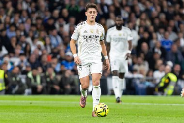 Madrid, İspanya - 7 Aralık 2025: Real Madrid ile Celta Vigo arasındaki La Liga maçı Madrid 'deki Santiago Bernabu Stadyumu' nda oynandı. Topu Madrid 'de oynayan gerçek oyuncular. Profesyonel lig. EA Spor