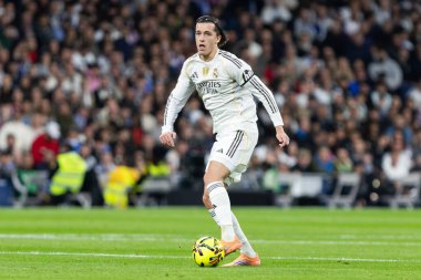Madrid, İspanya - 7 Aralık 2025: Real Madrid ile Celta Vigo arasındaki La Liga maçı Madrid 'deki Santiago Bernabu Stadyumu' nda oynandı. Topu Madrid 'de oynayan gerçek oyuncular. Profesyonel lig. EA Spor