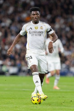 Madrid, İspanya - 7 Aralık 2025: Real Madrid ile Celta Vigo arasındaki La Liga maçı Madrid 'deki Santiago Bernabu Stadyumu' nda oynandı. Topu Madrid 'de oynayan gerçek oyuncular. Profesyonel lig. EA Spor