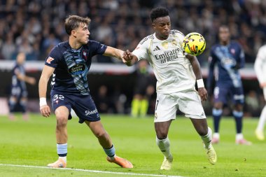 Madrid, İspanya - 7 Aralık 2025: Real Madrid ile Celta Vigo arasındaki La Liga maçı Madrid 'deki Santiago Bernabu Stadyumu' nda oynandı. Topu Madrid 'de oynayan gerçek oyuncular. Profesyonel lig. EA Spor
