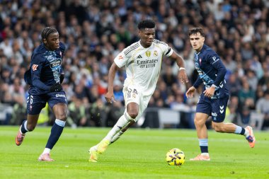 Madrid, İspanya - 7 Aralık 2025: Real Madrid ile Celta Vigo arasındaki La Liga maçı Madrid 'deki Santiago Bernabu Stadyumu' nda oynandı. Topu Madrid 'de oynayan gerçek oyuncular. Profesyonel lig. EA Spor