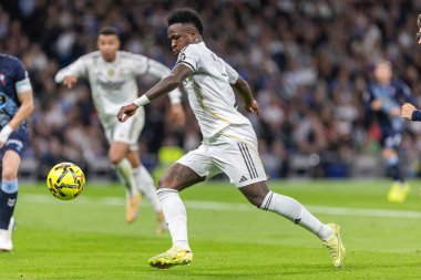 Madrid, İspanya - 7 Aralık 2025: Real Madrid ile Celta Vigo arasındaki La Liga maçı Madrid 'deki Santiago Bernabu Stadyumu' nda oynandı. Topu Madrid 'de oynayan gerçek oyuncular. Profesyonel lig. EA Spor