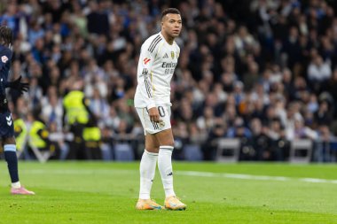Madrid, İspanya - 7 Aralık 2025: Real Madrid ile Celta Vigo arasındaki La Liga maçı Madrid 'deki Santiago Bernabu Stadyumu' nda oynandı. Topu Madrid 'de oynayan gerçek oyuncular. Profesyonel lig. EA Spor