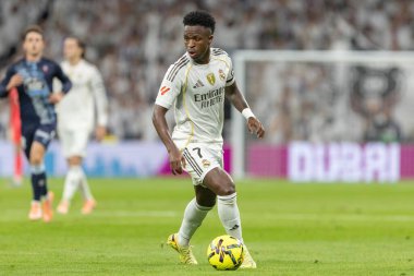 Madrid, İspanya - 7 Aralık 2025: Real Madrid ile Celta Vigo arasındaki La Liga maçı Madrid 'deki Santiago Bernabu Stadyumu' nda oynandı. Topu Madrid 'de oynayan gerçek oyuncular. Profesyonel lig. EA Spor