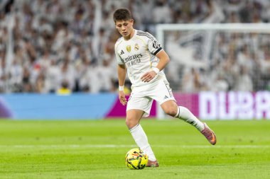 Madrid, İspanya - 7 Aralık 2025: Real Madrid ile Celta Vigo arasındaki La Liga maçı Madrid 'deki Santiago Bernabu Stadyumu' nda oynandı. Topu Madrid 'de oynayan gerçek oyuncular. Profesyonel lig. EA Spor