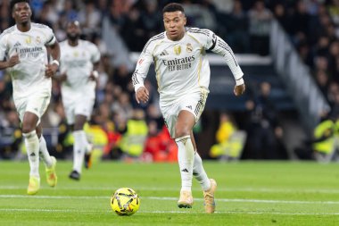Madrid, İspanya - 7 Aralık 2025: Real Madrid ile Celta Vigo arasındaki La Liga maçı Madrid 'deki Santiago Bernabu Stadyumu' nda oynandı. Topu Madrid 'de oynayan gerçek oyuncular. Profesyonel lig. EA Spor