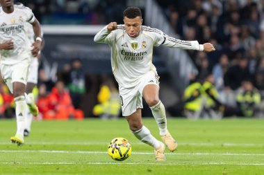 Madrid, İspanya - 7 Aralık 2025: Real Madrid ile Celta Vigo arasındaki La Liga maçı Madrid 'deki Santiago Bernabu Stadyumu' nda oynandı. Topu Madrid 'de oynayan gerçek oyuncular. Profesyonel lig. EA Spor