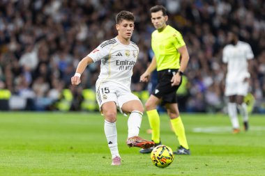 Madrid, İspanya - 7 Aralık 2025: Real Madrid ile Celta Vigo arasındaki La Liga maçı Madrid 'deki Santiago Bernabu Stadyumu' nda oynandı. Topu Madrid 'de oynayan gerçek oyuncular. Profesyonel lig. EA Spor