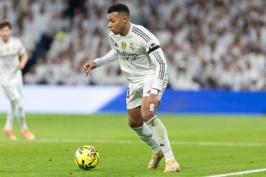 Madrid, İspanya - 7 Aralık 2025: Real Madrid ile Celta Vigo arasındaki La Liga maçı Madrid 'deki Santiago Bernabu Stadyumu' nda oynandı. Topu Madrid 'de oynayan gerçek oyuncular. Profesyonel lig. EA Spor