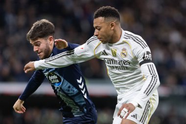 Madrid, İspanya - 7 Aralık 2025: Real Madrid ile Celta Vigo arasındaki La Liga maçı Madrid 'deki Santiago Bernabu Stadyumu' nda oynandı. Topu Madrid 'de oynayan gerçek oyuncular. Profesyonel lig. EA Spor