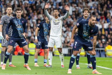 Madrid, İspanya - 7 Aralık 2025: Real Madrid ile Celta Vigo arasındaki La Liga maçı Madrid 'deki Santiago Bernabu Stadyumu' nda oynandı. Topu Madrid 'de oynayan gerçek oyuncular. Profesyonel lig. EA Spor