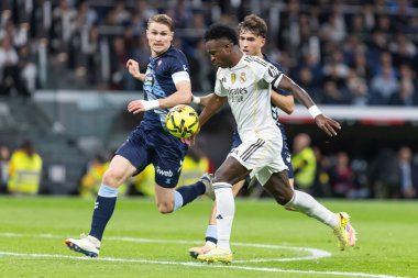 Madrid, İspanya - 7 Aralık 2025: Real Madrid ile Celta Vigo arasındaki La Liga maçı Madrid 'deki Santiago Bernabu Stadyumu' nda oynandı. Topu Madrid 'de oynayan gerçek oyuncular. Profesyonel lig. EA Spor