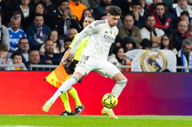 Madrid, İspanya - 7 Aralık 2025: Real Madrid ile Celta Vigo arasındaki La Liga maçı Madrid 'deki Santiago Bernabu Stadyumu' nda oynandı. Topu Madrid 'de oynayan gerçek oyuncular. Profesyonel lig. EA Spor