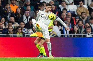 Madrid, İspanya - 7 Aralık 2025: Real Madrid ile Celta Vigo arasındaki La Liga maçı Madrid 'deki Santiago Bernabu Stadyumu' nda oynandı. Topu Madrid 'de oynayan gerçek oyuncular. Profesyonel lig. EA Spor