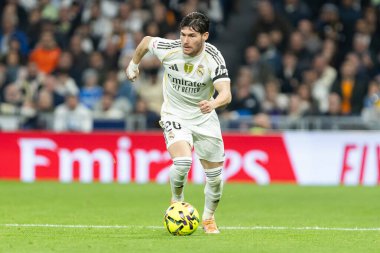 Madrid, İspanya - 7 Aralık 2025: Real Madrid ile Celta Vigo arasındaki La Liga maçı Madrid 'deki Santiago Bernabu Stadyumu' nda oynandı. Topu Madrid 'de oynayan gerçek oyuncular. Profesyonel lig. EA Spor