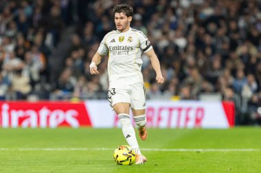 Madrid, İspanya - 7 Aralık 2025: Real Madrid ile Celta Vigo arasındaki La Liga maçı Madrid 'deki Santiago Bernabu Stadyumu' nda oynandı. Topu Madrid 'de oynayan gerçek oyuncular. Profesyonel lig. EA Spor