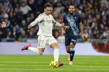 Madrid, İspanya - 7 Aralık 2025: Real Madrid ile Celta Vigo arasındaki La Liga maçı Madrid 'deki Santiago Bernabu Stadyumu' nda oynandı. Topu Madrid 'de oynayan gerçek oyuncular. Profesyonel lig. EA Spor