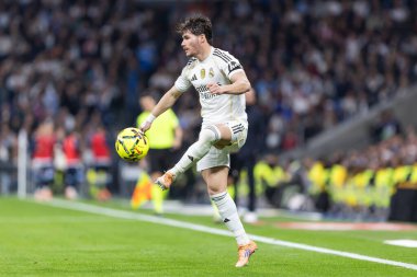 Madrid, İspanya - 7 Aralık 2025: Real Madrid ile Celta Vigo arasındaki La Liga maçı Madrid 'deki Santiago Bernabu Stadyumu' nda oynandı. Topu Madrid 'de oynayan gerçek oyuncular. Profesyonel lig. EA Spor