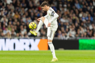 Madrid, İspanya - 7 Aralık 2025: Real Madrid ile Celta Vigo arasındaki La Liga maçı Madrid 'deki Santiago Bernabu Stadyumu' nda oynandı. Topu Madrid 'de oynayan gerçek oyuncular. Profesyonel lig. EA Spor