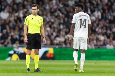 Madrid, İspanya - 7 Aralık 2025: Real Madrid ile Celta Vigo arasındaki La Liga maçı Madrid 'deki Santiago Bernabu Stadyumu' nda oynandı. Topu Madrid 'de oynayan gerçek oyuncular. Profesyonel lig. EA Spor