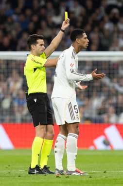 Madrid, İspanya - 7 Aralık 2025: Real Madrid ile Celta Vigo arasındaki La Liga maçı Madrid 'deki Santiago Bernabu Stadyumu' nda oynandı. Topu Madrid 'de oynayan gerçek oyuncular. Profesyonel lig. EA Spor