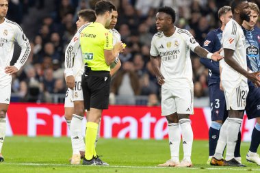 Madrid, İspanya - 7 Aralık 2025: Real Madrid ile Celta Vigo arasındaki La Liga maçı Madrid 'deki Santiago Bernabu Stadyumu' nda oynandı. Topu Madrid 'de oynayan gerçek oyuncular. Profesyonel lig. EA Spor
