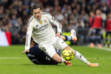 Madrid, İspanya - 7 Aralık 2025: Real Madrid ile Celta Vigo arasındaki La Liga maçı Madrid 'deki Santiago Bernabu Stadyumu' nda oynandı. Topu Madrid 'de oynayan gerçek oyuncular. Profesyonel lig. EA Spor