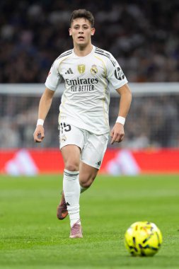 Madrid, İspanya - 7 Aralık 2025: Real Madrid ile Celta Vigo arasındaki La Liga maçı Madrid 'deki Santiago Bernabu Stadyumu' nda oynandı. Topu Madrid 'de oynayan gerçek oyuncular. Profesyonel lig. EA Spor