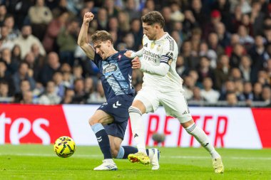 Madrid, İspanya - 7 Aralık 2025: Real Madrid ile Celta Vigo arasındaki La Liga maçı Madrid 'deki Santiago Bernabu Stadyumu' nda oynandı. Topu Madrid 'de oynayan gerçek oyuncular. Profesyonel lig. EA Spor