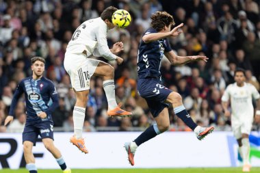 Madrid, İspanya - 7 Aralık 2025: Real Madrid ile Celta Vigo arasındaki La Liga maçı Madrid 'deki Santiago Bernabu Stadyumu' nda oynandı. Topu Madrid 'de oynayan gerçek oyuncular. Profesyonel lig. EA Spor