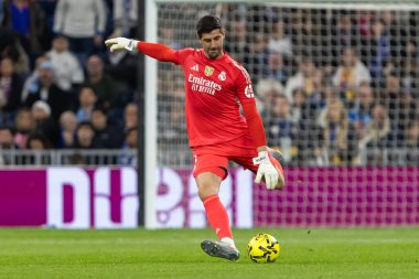 Madrid, İspanya - 7 Aralık 2025: Real Madrid ile Celta Vigo arasındaki La Liga maçı Madrid 'deki Santiago Bernabu Stadyumu' nda oynandı. Topu Madrid 'de oynayan gerçek oyuncular. Profesyonel lig. EA Spor
