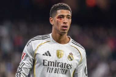 Madrid, İspanya - 7 Aralık 2025: Real Madrid ile Celta Vigo arasındaki lig maçı Madrid 'deki Santiago Bernabu Stadyumu' nda oynandı. Judd Bellingham 'ın gözünün üstünde bir kesik var. Profesyonel Lig. EA Spor