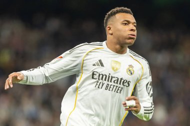 Madrid, İspanya - 7 Aralık 2025: Real Madrid ile Celta Vigo arasındaki La Liga maçı Madrid 'deki Santiago Bernabu Stadyumu' nda oynandı. Topu Madrid 'de oynayan gerçek oyuncular. Profesyonel lig. EA Spor