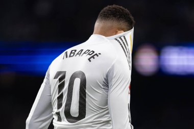 Madrid, İspanya - 7 Aralık 2025: Real Madrid ile Celta Vigo arasındaki La Liga maçı Madrid 'deki Santiago Bernabu Stadyumu' nda oynandı. Topu Madrid 'de oynayan gerçek oyuncular. Profesyonel lig. EA Spor