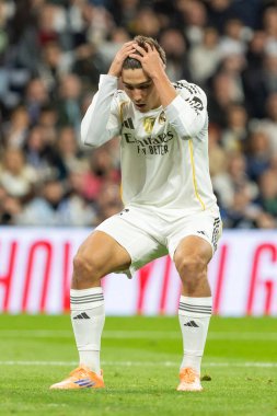 Madrid, İspanya - 7 Aralık 2025: Real Madrid ile Celta Vigo arasındaki La Liga maçı Madrid 'deki Santiago Bernabu Stadyumu' nda oynandı. Topu Madrid 'de oynayan gerçek oyuncular. Profesyonel lig. EA Spor