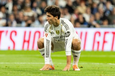 Madrid, İspanya - 7 Aralık 2025: Real Madrid ile Celta Vigo arasındaki La Liga maçı Madrid 'deki Santiago Bernabu Stadyumu' nda oynandı. Topu Madrid 'de oynayan gerçek oyuncular. Profesyonel lig. EA Spor