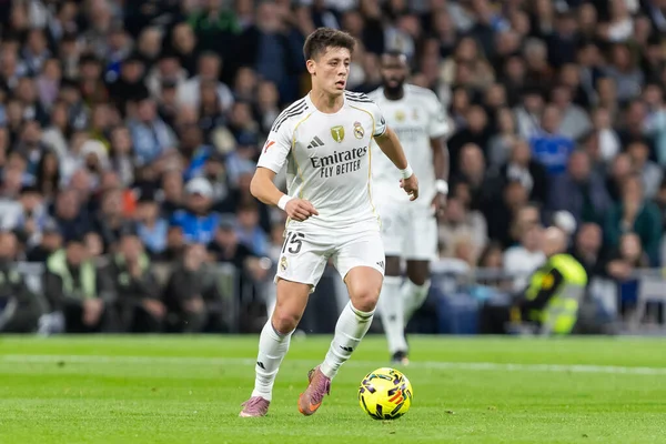 Madrid, İspanya - 7 Aralık 2025: Real Madrid ile Celta Vigo arasındaki La Liga maçı Madrid 'deki Santiago Bernabu Stadyumu' nda oynandı. Topu Madrid 'de oynayan gerçek oyuncular. Profesyonel lig. EA Spor