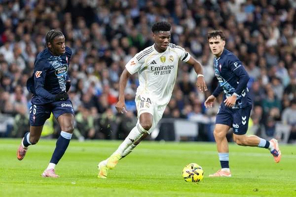 Madrid, İspanya - 7 Aralık 2025: Real Madrid ile Celta Vigo arasındaki La Liga maçı Madrid 'deki Santiago Bernabu Stadyumu' nda oynandı. Topu Madrid 'de oynayan gerçek oyuncular. Profesyonel lig. EA Spor