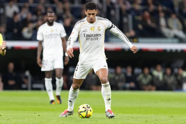 Madrid, İspanya - 7 Aralık 2025: Real Madrid ile Celta Vigo arasındaki La Liga maçı Madrid 'deki Santiago Bernabu Stadyumu' nda oynandı. Topu Madrid 'de oynayan gerçek oyuncular. Profesyonel lig. EA Spor