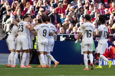 Madrid, İspanya - 13 Aralık 2025: Madrid 'de Atletico Madrid ile Valencia CF arasında oynanan lig maçı. Valencia FC oyuncuları maç sırasında. EA Spor Ligi.
