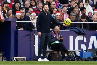 Madrid, İspanya - 13 Aralık 2025: Madrid 'de Atletico Madrid ile Valencia CF arasında oynanan lig maçı. Valencia FC oyuncuları maç sırasında. EA Spor Ligi.