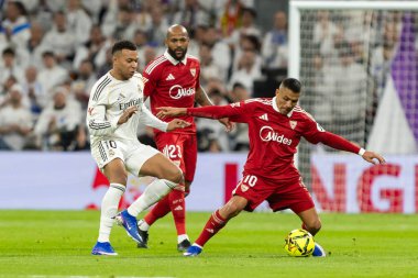 Madrid, İspanya - 20 Aralık 2025: Real Madrid ile Sevilla FC arasındaki lig maçı Madrid 'de oynandı. Maç sırasında Sevilla FC oyuncuları. EA Spor Ligi 2025.
