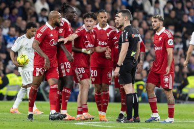 Madrid, İspanya - 20 Aralık 2025: Real Madrid ile Sevilla FC arasındaki lig maçı Madrid 'de oynandı. Maç sırasında Sevilla FC oyuncuları. EA Spor Ligi 2025.