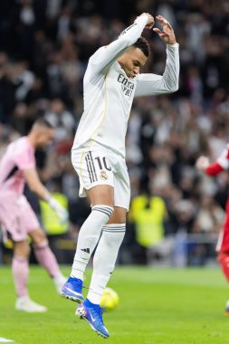 Madrid, İspanya - 20 Aralık 2025: Real Madrid ile Sevilla FC arasındaki lig maçı Madrid 'de oynandı. Maç sırasında Real Madrid oyuncuları. EA Spor Ligi 2025.