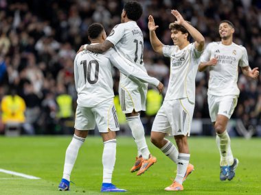 Madrid, İspanya - 20 Aralık 2025: Real Madrid ile Sevilla FC arasındaki lig maçı Madrid 'de oynandı. Maç sırasında Real Madrid oyuncuları. EA Spor Ligi 2025.
