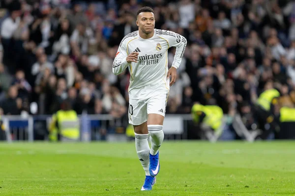 Madrid, İspanya - 20 Aralık 2025: Real Madrid ile Sevilla FC arasındaki lig maçı Madrid 'de oynandı. Maç sırasında Real Madrid oyuncuları. EA Spor Ligi 2025.