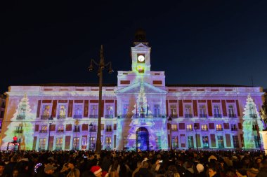 Madrid, İspanya - 30 Aralık 2025: Noel ışıkları Madrid sokaklarını Noel sezonu boyunca süsler. Noel süsleri. Dev Noel ağacı. Gece sahnesi. Madrid Belediye Başkanı. Noel pazarı.
