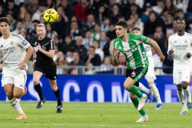 Madrid, İspanya - 4 Ocak 2026: Real Madrid ile Real Betis arasındaki lig maçı Santiago Bernabeu 'da oynandı. Top Betis 'te. EA Spor Ligi 2026.